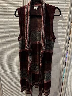 Avenue Open-Front Knit Vest in Burgundy and Gray